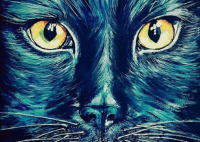 Dunkles Katzenporträt mit leuchtenden Augen in Blautönen – Acrylmalerei von Annett Precht