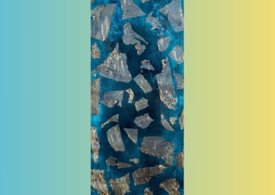 Abstrakte Acrylmalerei in Blau- und Sandtönen, inspiriert vom Meer