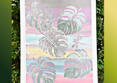 Florale Acrylmalerei mit durchscheinenden Formen, Leichtigkeit und Natur