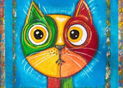 Abstraktes Katzenporträt mit geteiltem Gesicht in Grün- und Rottönen – Acrylmalerei von Annett Precht
