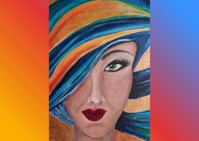 Ausdrucksstarkes Frauenporträt mit intensivem Blick und farbigem Hut"