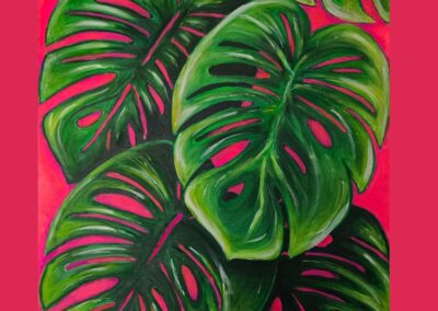 Große grüne Blätter vor kräftigem pinkem Hintergrund