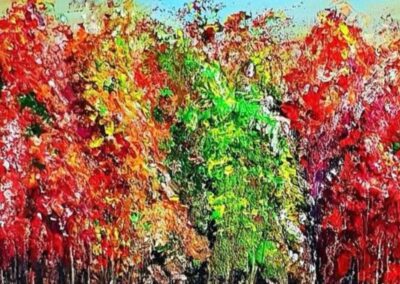 Abstrakter Wald in intensiven Herbstfarben mit strukturierter Oberfläche