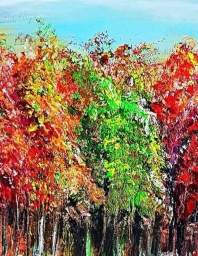 Abstrakter Wald in intensiven Herbstfarben mit strukturierter Oberfläche