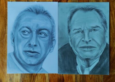 Zwei realistische Männerporträts nebeneinander in kühler Farbgebung