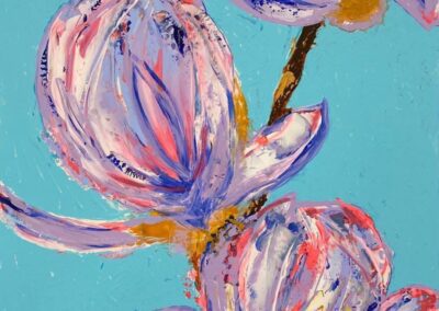 Florales Acrylbild mit kräftigen Pinselstrichen in Violett, Weiß und Gold auf hellblauem Grund