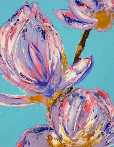 Florales Acrylbild mit kräftigen Pinselstrichen in Violett, Weiß und Gold auf hellblauem Grund
