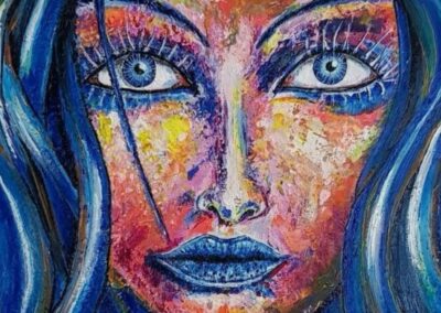 Intensives Frauenporträt mit leuchtend blauen Augen und strukturierter Farboberfläche