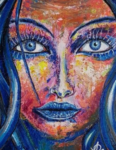 Intensives Frauenporträt mit leuchtend blauen Augen und strukturierter Farboberfläche