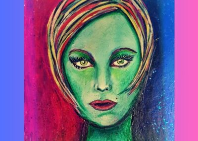 Ausdrucksstarkes Frauenporträt in Grüntönen mit farbigem Hintergrund und klarem Blick