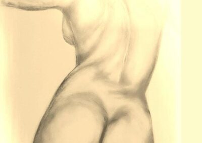 Reduzierte Aktzeichnung eines weiblichen Rückens in weichen Grautönen, ruhig und zurückhaltend