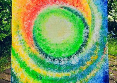 Abstraktes Farbkreis-Gemälde mit leuchtendem grünem Zentrum und konzentrischen Farbringen in Gelb, Orange und Blau, gemalt in strukturierter Acryltechnik.