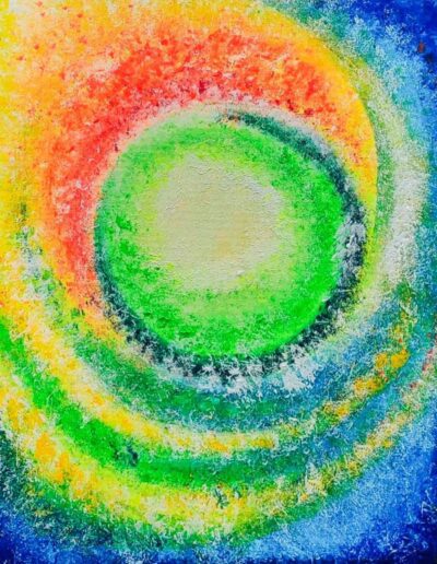 Abstraktes Farbkreis-Gemälde mit leuchtendem grünem Zentrum und konzentrischen Farbringen in Gelb, Orange und Blau, gemalt in strukturierter Acryltechnik.