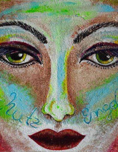 Ausdrucksstarkes Acrylporträt eines Gesichts mit intensivem Blick und farbigen Akzenten, auf den Wangen die Worte „Schutz“ und „Engel“, symbolisch für innere Begleitung.