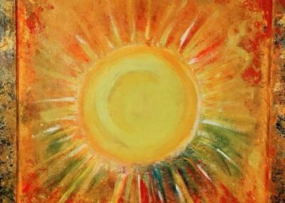 Abstraktes Sonnenmotiv mit leuchtendem gelbem Zentrum und strahlenförmigen Farbverläufen in Orange, Rot und Grün auf strukturierter Leinwand.