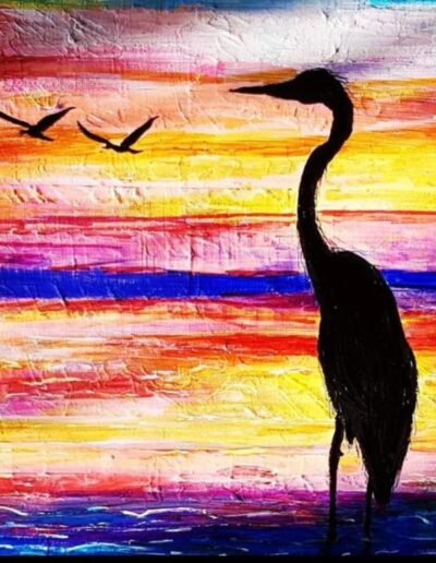Einsamer Pelikan als Silhouette vor farbigem Himmel in stimmungsvoller Acrylmalerei